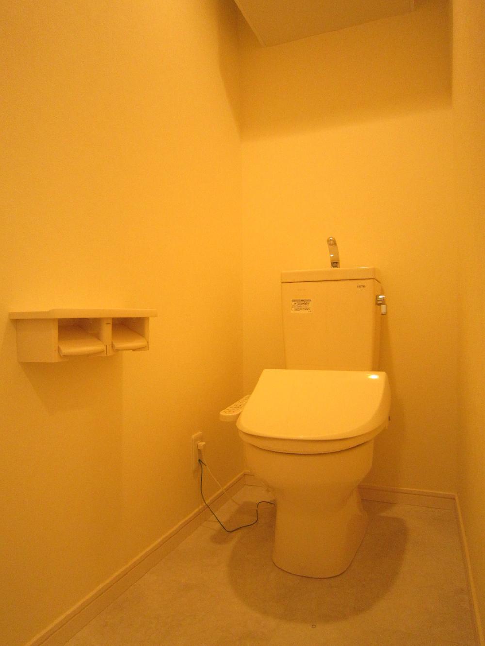 Toilet. Indoor (10 May 2013) Shooting