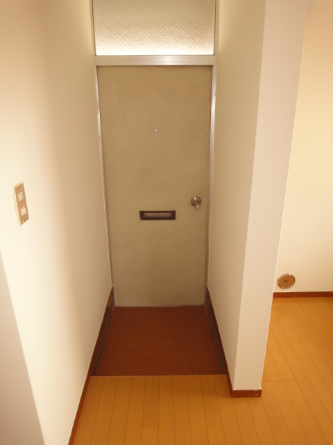 Entrance. Because there is a wall, Kitchen does not become a full view.