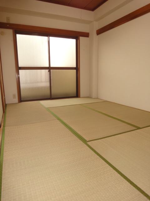 Other room space. The west side of the Japanese-style room ・ Convenient long-press