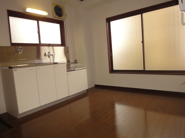 Kitchen. Kitchen set new! Bright with large windows! 