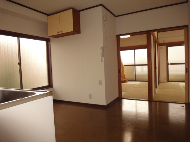 Kitchen. dining ・ There is accommodated in the upper part