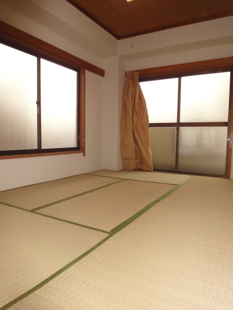 Living and room. The east side of the Japanese-style room ・ Two-sided lighting