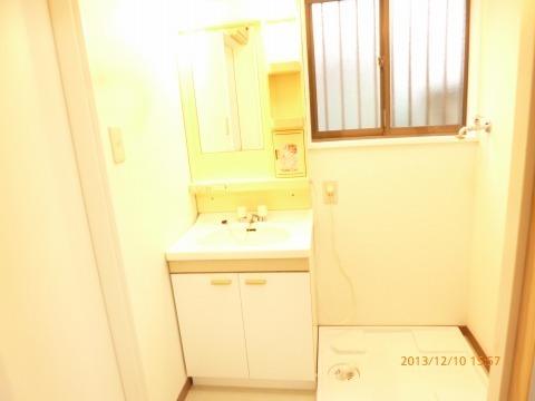 Washroom. Madoyu, Bright washroom!