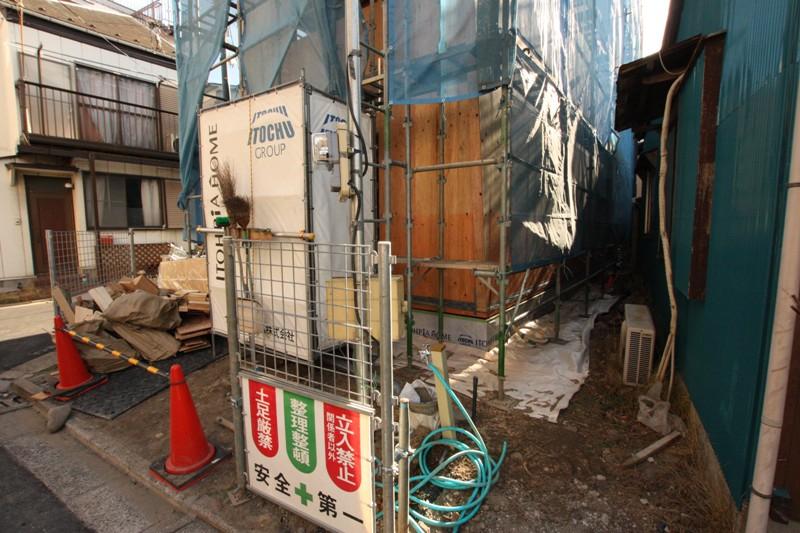 Local appearance photo. All pair glass