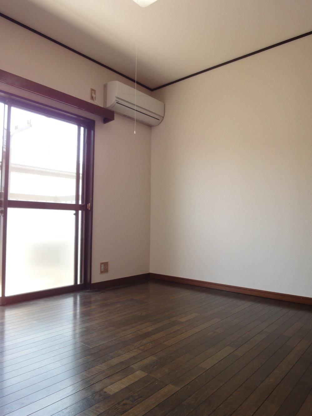 Living and room. Facing south ・ Flooring of Western-style.