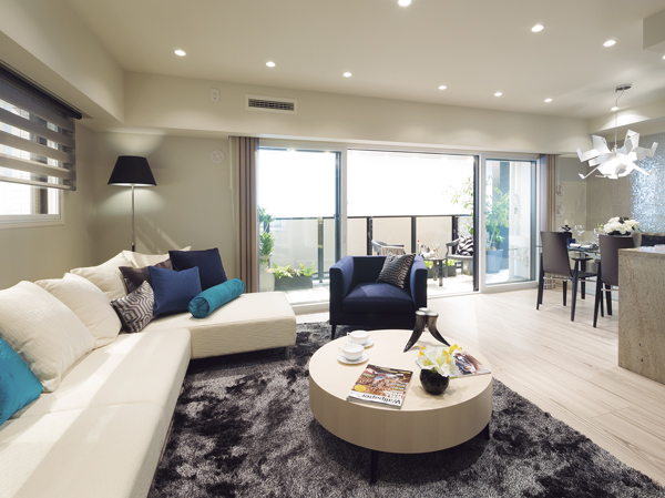 Wide living room drenched with plenty of sunshine ・ The dining, Adopted four pulling sash