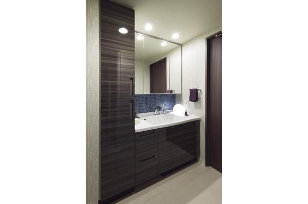 Wash room with a all households linen cabinet. Three-sided mirror back of the housing and health meter storage such as, It fits neat things you use every day