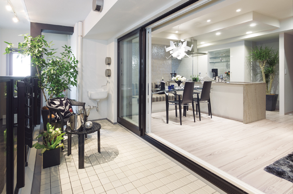 To ensure a depth of about 2.0m, Spacious balcony. Because with slop sink, Enjoy, such as gardening