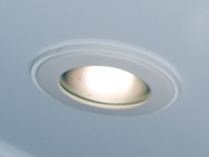 earthquake ・ Disaster-prevention measures.  [Safely induced with emergency lighting] Emergency lighting, Installed in the entrance hall or the like to be the evacuation route. We care to ensure the safe evacuation routes. (Same specifications)