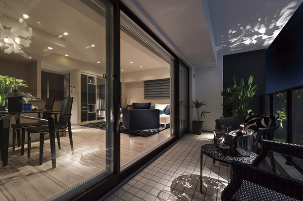 living ・ The opening of the dining, Adopted four pulling sash. Balcony depth of about 2.0m has been secured