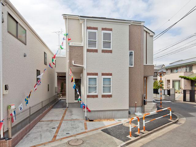 Local appearance photo. 3 Location Location site (October 2013) that feeling of freedom Station 6 minutes in which the direction of the corner lot produces shooting