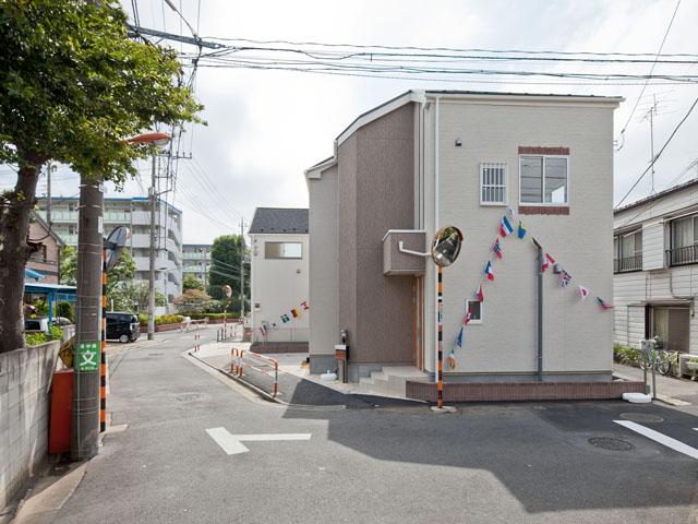 Local appearance photo. Local (10 May 2013) Shooting