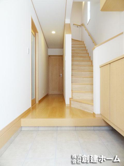 Entrance. Spacious entrance