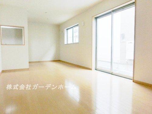 Model house photo. ■ Wider family of smile in the bright living room ■