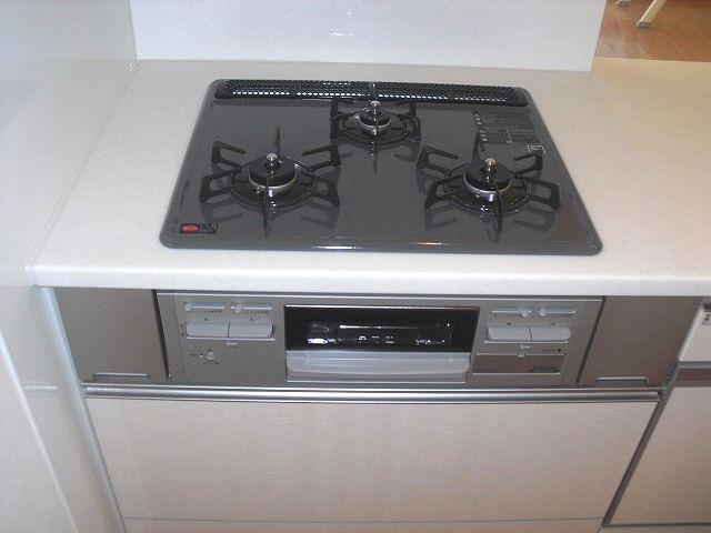 Kitchen. Three-necked gas stove