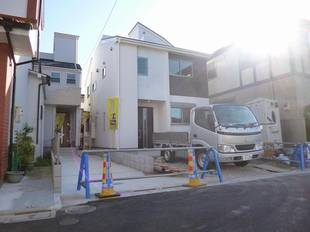 Local appearance photo. B Building the completed! You can immediately visit