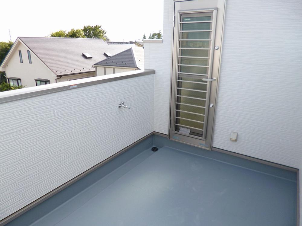 Balcony. It can be a cup while looking at the night sky on the roof roof balcony