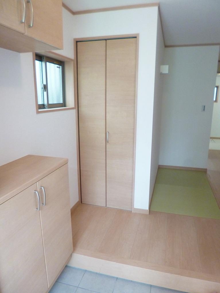 Entrance. Friends in the storage of large capacity, It can be called a lot of relatives!