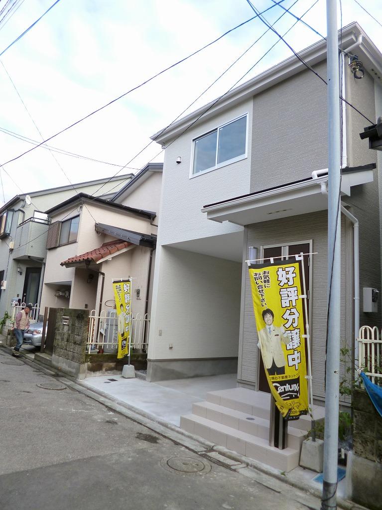 Local photos, including front road. New life start with a quiet residential area