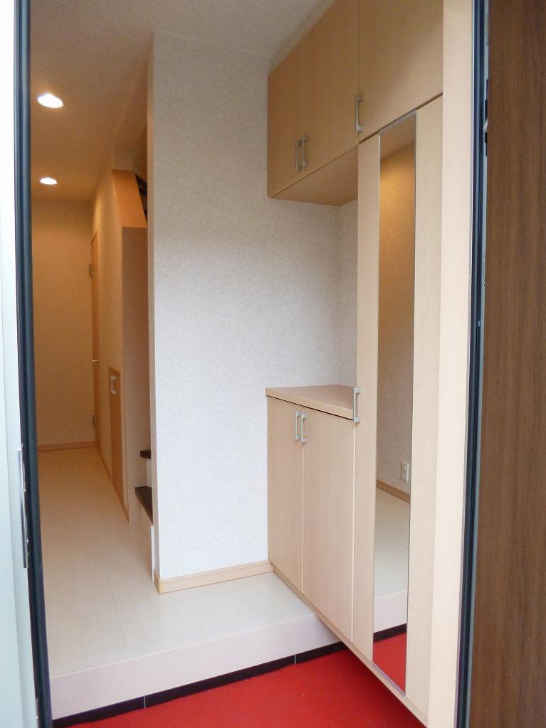 Entrance. Make the space of only customers at the door shelf