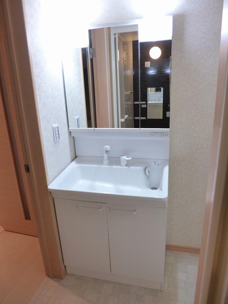 Wash basin, toilet. Shan also convenient in the morning with a hand shower