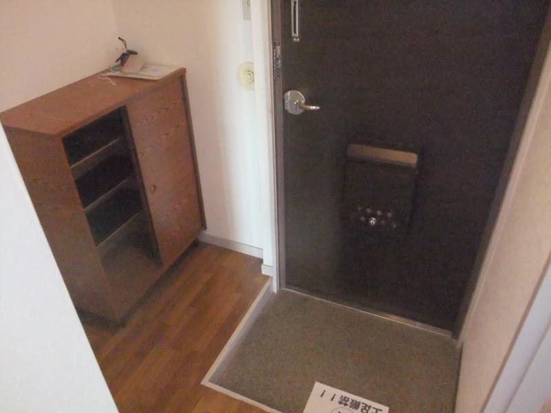 Other room space. Shoe box