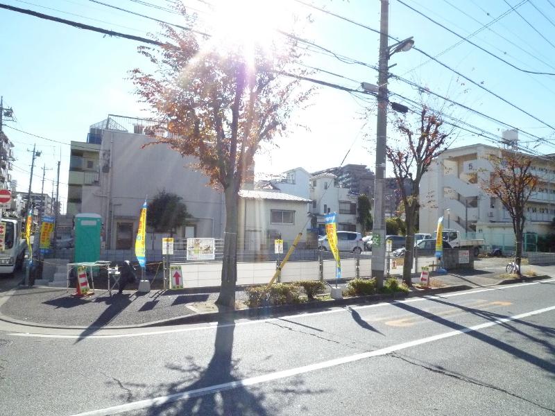 Local photos, including front road. Local (12 May 2013) Shooting