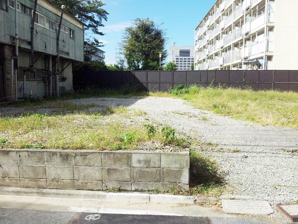 Local photos, including front road. Yang per good