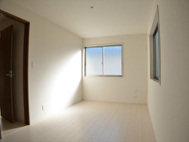 Non-living room. Bright two-sided lighting Western-style