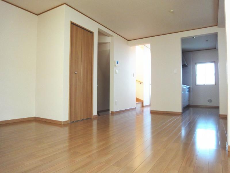 Living. Housed in the living room is also happy (1 Building)