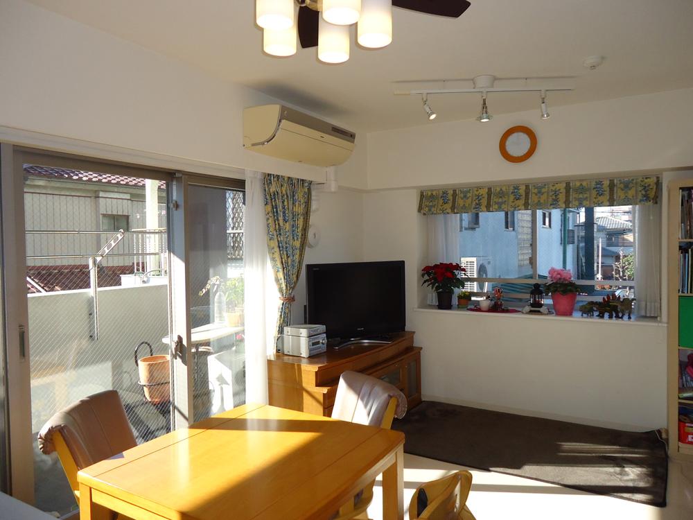 Living. Bright living room of the two-sided lighting ・ dining