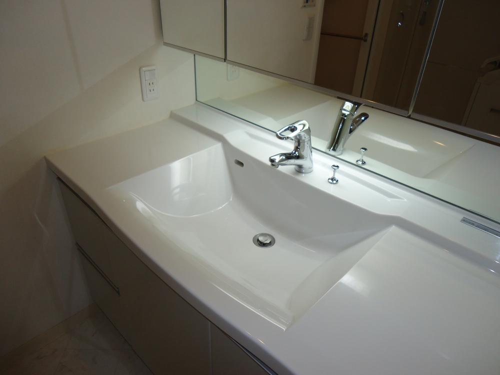 Wash basin, toilet. Shower faucet washbasin, Behind the three-sided mirror has become the storage