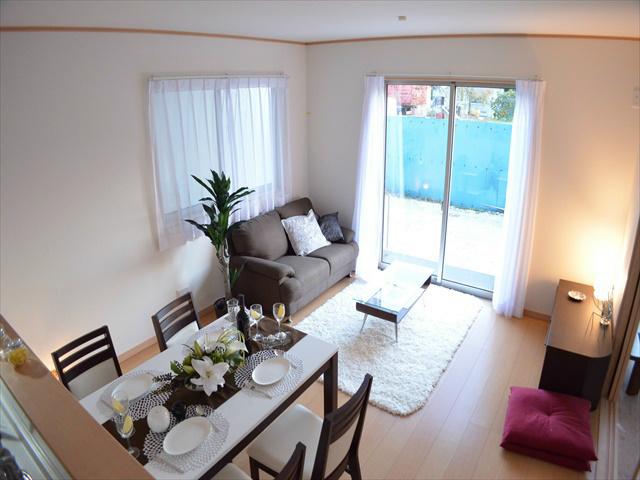 Living. Family reunion on the south-facing living room