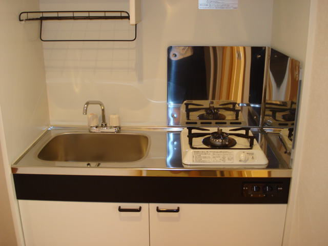 Kitchen. 1-neck is equipped with gas stove.