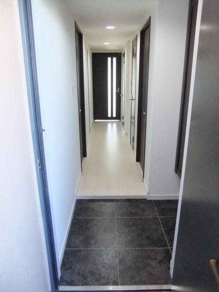 Entrance. ◎ entrance