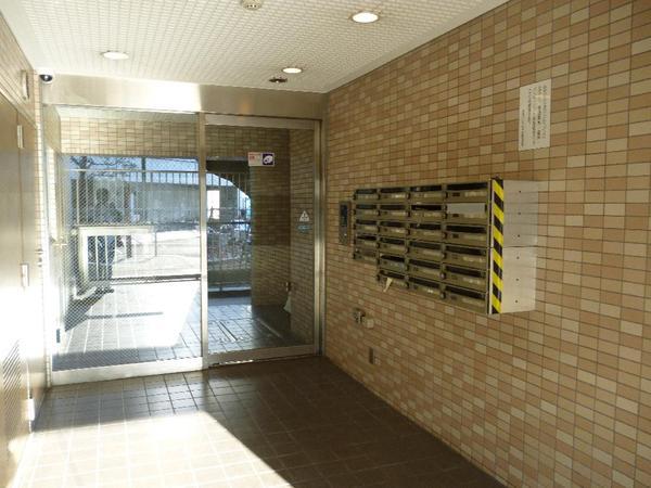 Entrance. Auto-lock of entrance