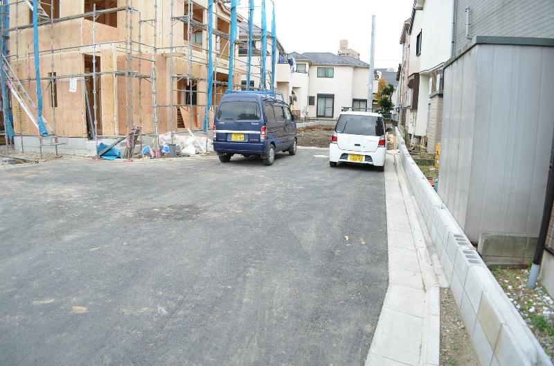 Local photos, including front road. Yes Car space