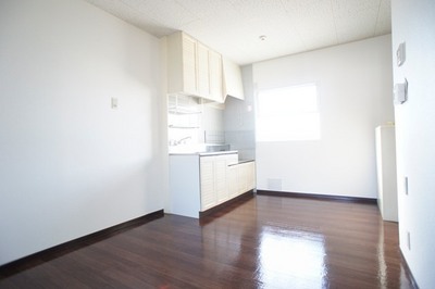 Living and room. LDK8 Pledge There is a window in the kitchen next to