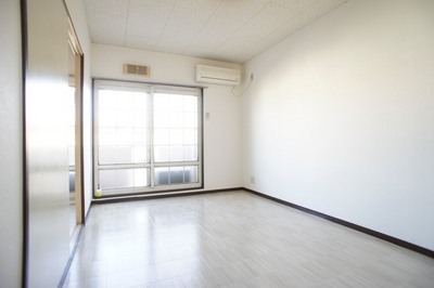 Living and room. Western-style 6 Pledge East-facing air-conditioned rooms