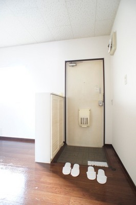 Entrance. Entrance Entered shoes to the right BOX