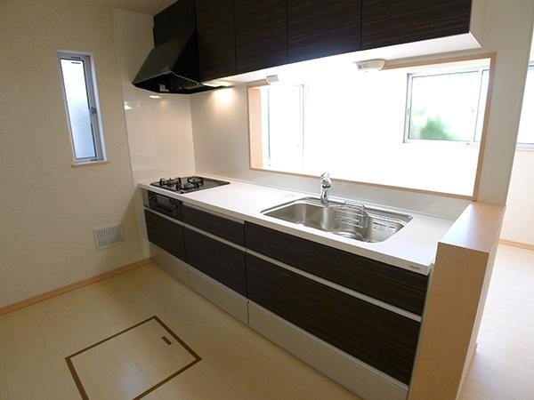 Kitchen. Face-to-face kitchen where you can enjoy a conversation with your family, even while cooking Indoor (September 2013) Shooting