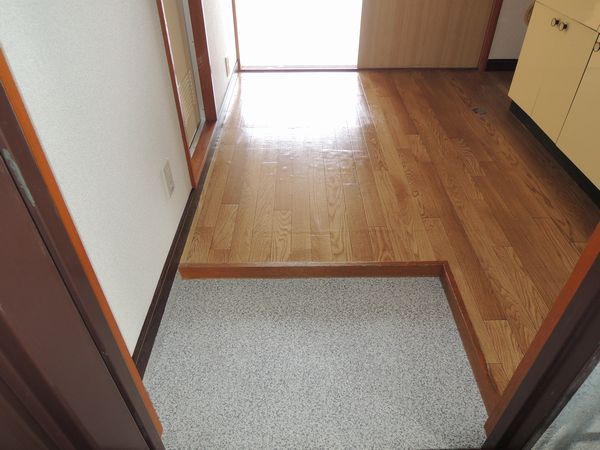 Entrance. Kitchen does not feel the Semakurushi of. 