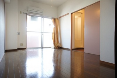 Living and room. Day good, 7.4 Pledge room