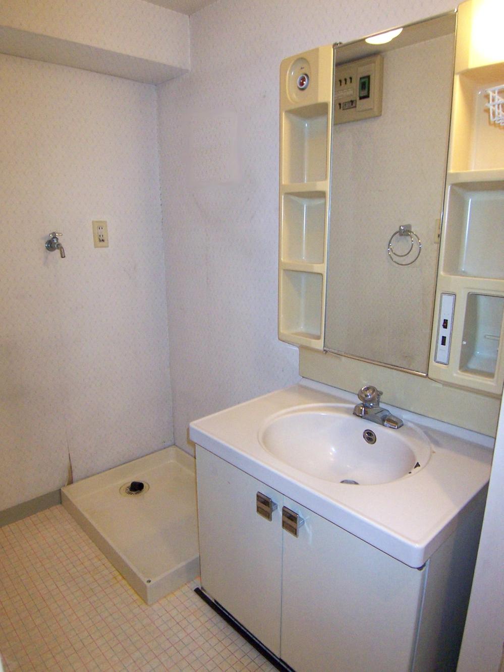 Wash basin, toilet. Indoor (11 May 2013) Shooting