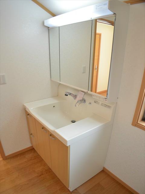 Wash basin, toilet. Dressing Ease triple mirror