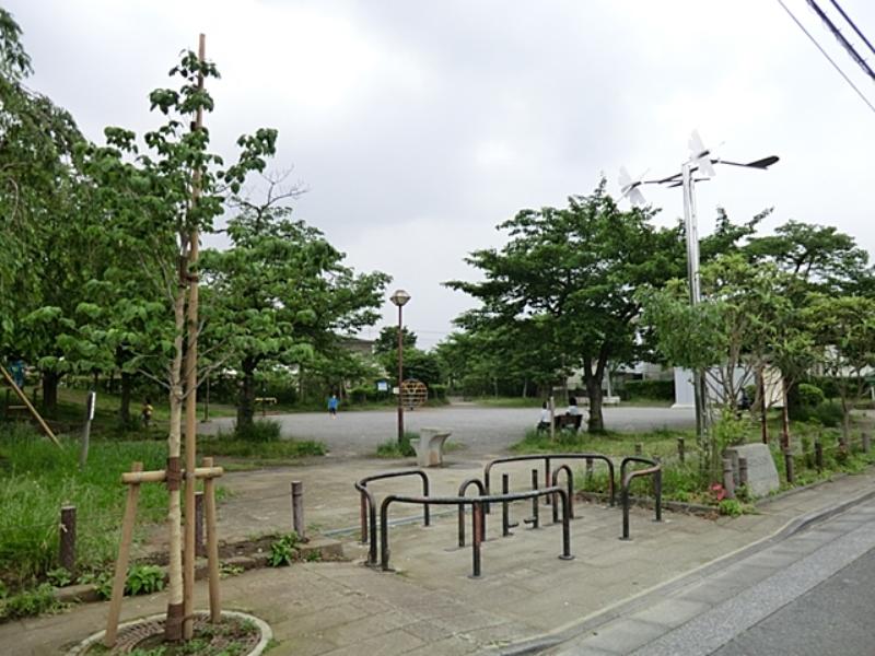 park. 755m to Sakura Park