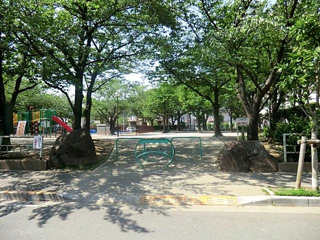 park. Mutsuki to Central Park 880m