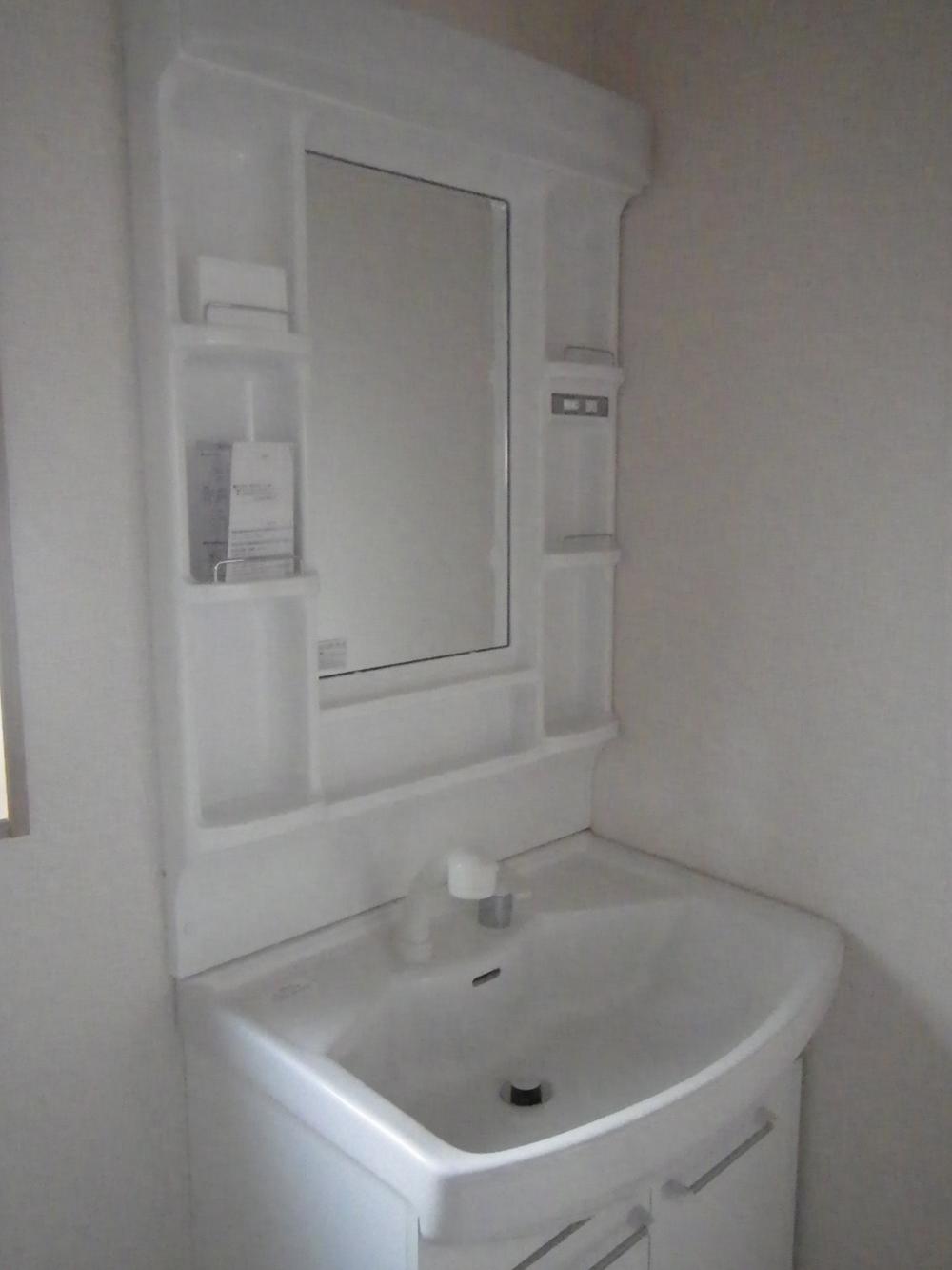 Wash basin, toilet. Easy-to-use shower wash basin