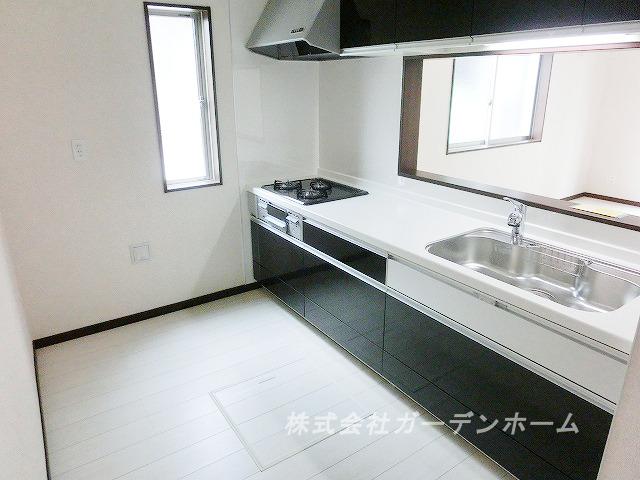 Model house photo.  ■ Popular face-to-face system kitchen to wife ■ 