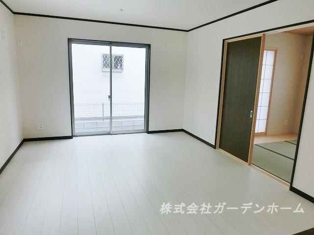 Model house photo.  ■ Wider family of smile in the bright living room ■ 